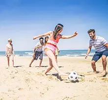 maintenir sa forme en vacances avec des activités nautiques en bord de plage