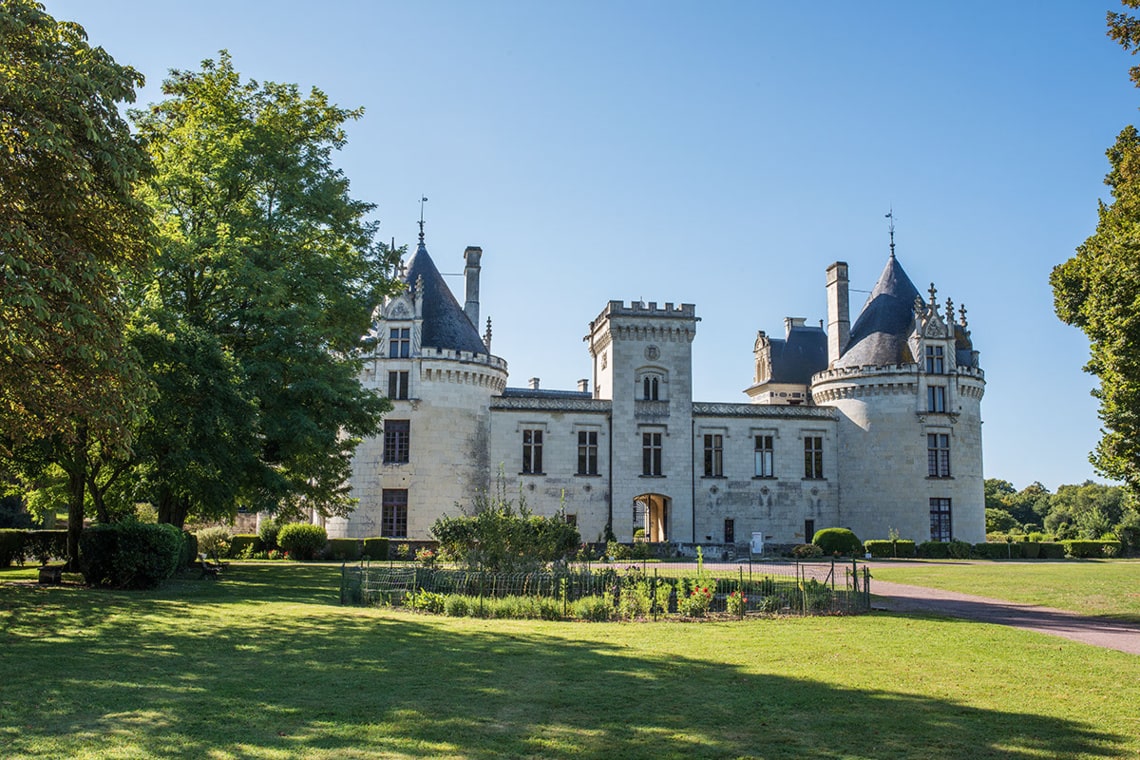 Le château de Brézé en Val de Loire en pleine journée ensoleillée, près de Saumur