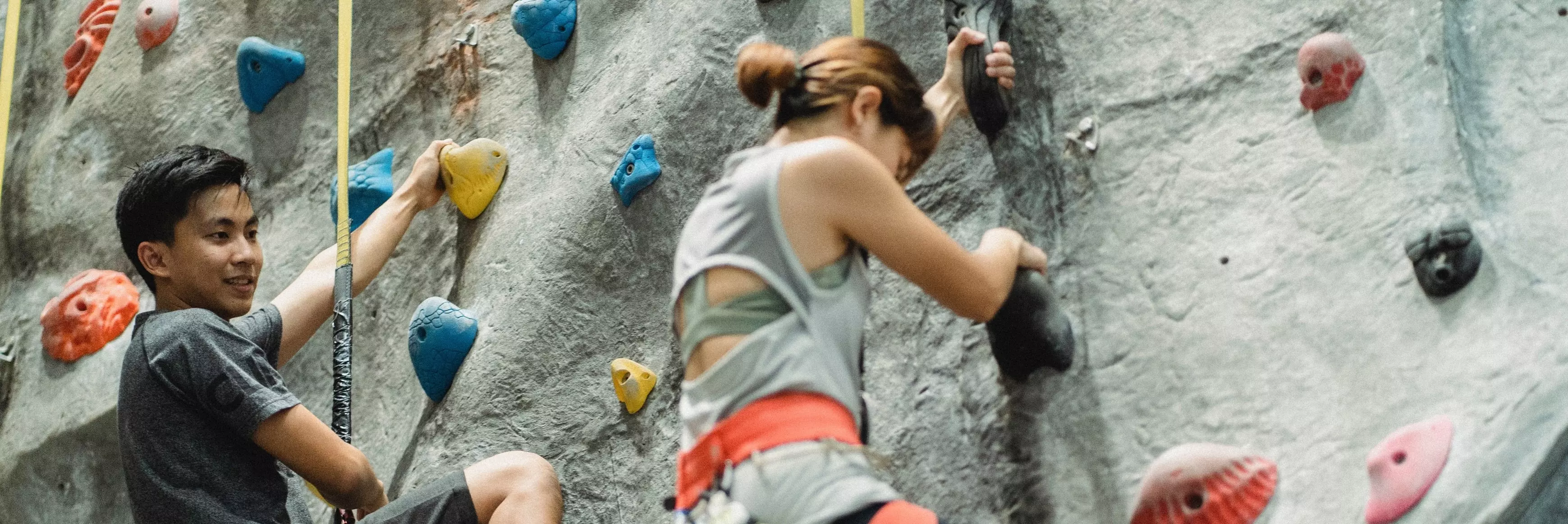 Enfants escaladant un mur d'escalade