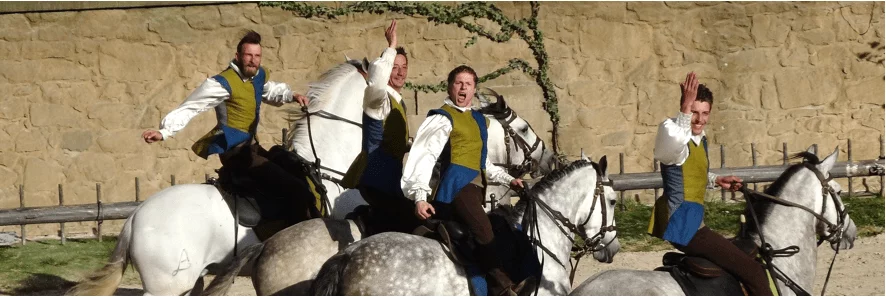 Puy du Fou - Cavaliers chevauchant dans une arène en groupe