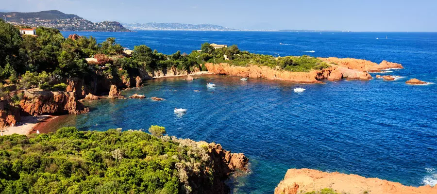Vacances en Méditerranée, au rivage sans nuage