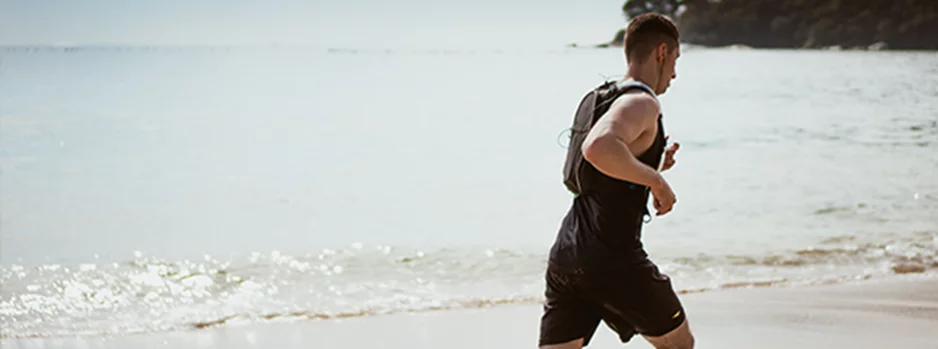 courir sur la plage lors de vacances en camping en Vendée