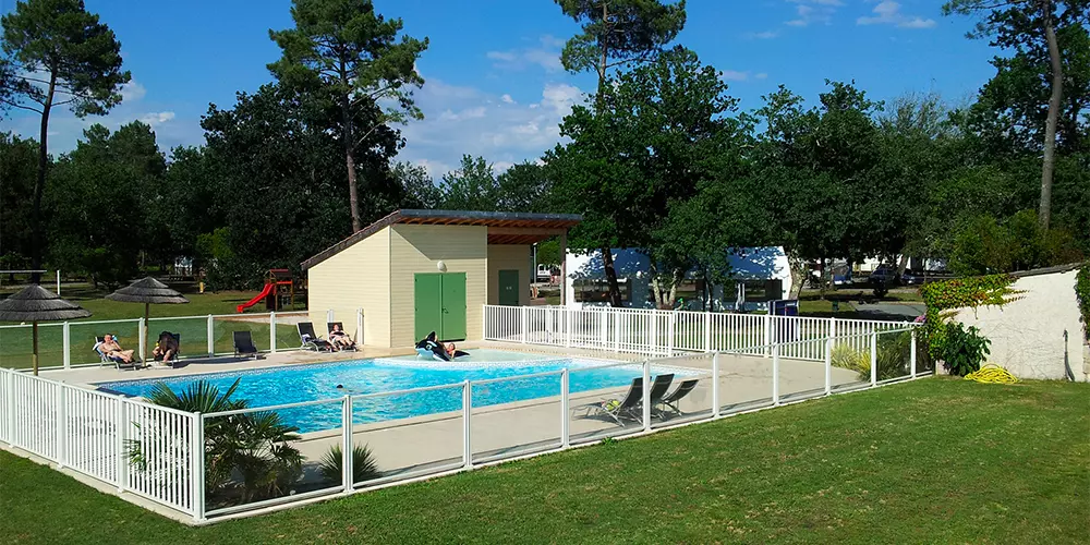 Vacances en bord de mer camping Médoc bleu