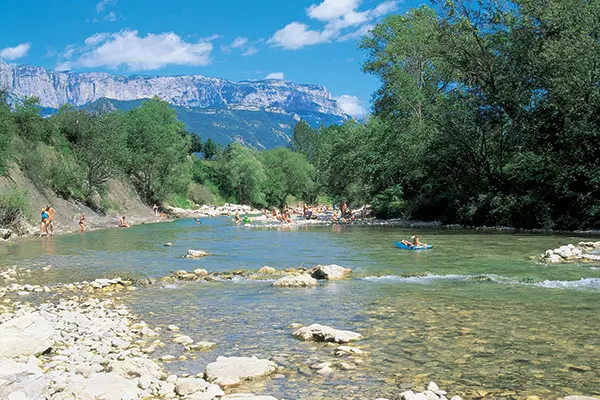 camping la pinede en bord de riviere