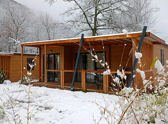 Noël au camping en hiver sous la neige