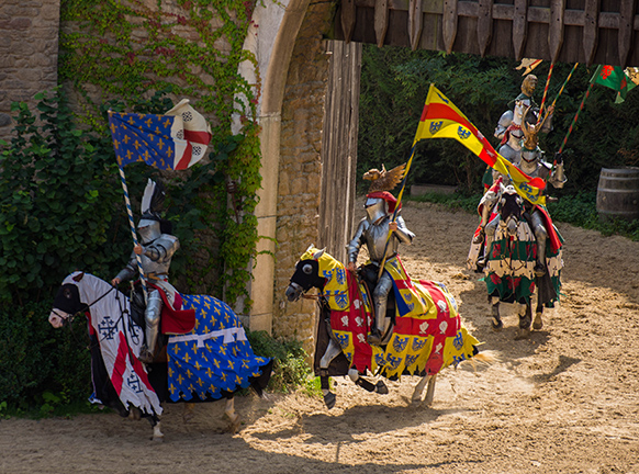 Un spectacle de cavaliers de l'époque médiévale lors d'un séjour au Puy du Fou